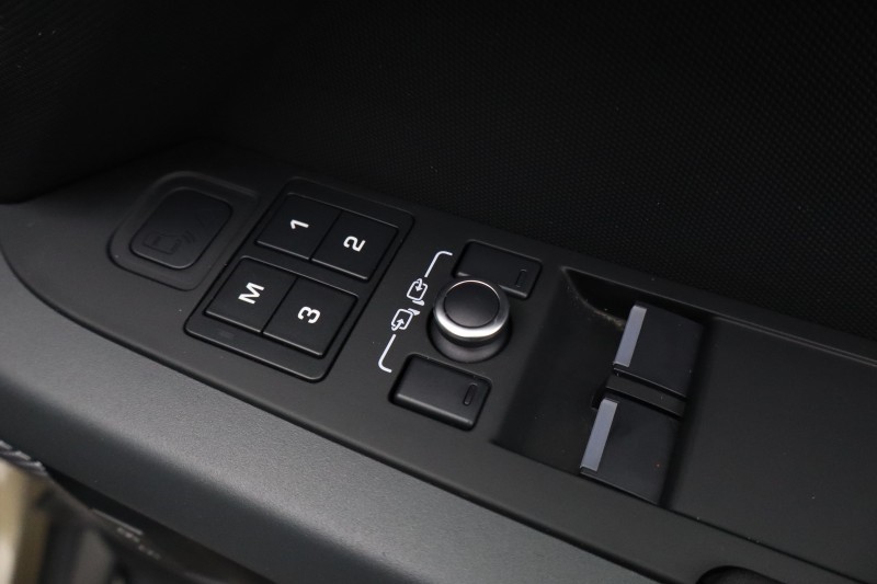 2021 (21) LAND ROVER DEFENDER 3.0 D250 X-Dynamic SE 90 3dr Auto 5822013