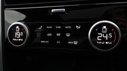 2024 (74) LAND ROVER DISCOVERY 3.0 D350 Dynamic SE 5dr Auto 5847330