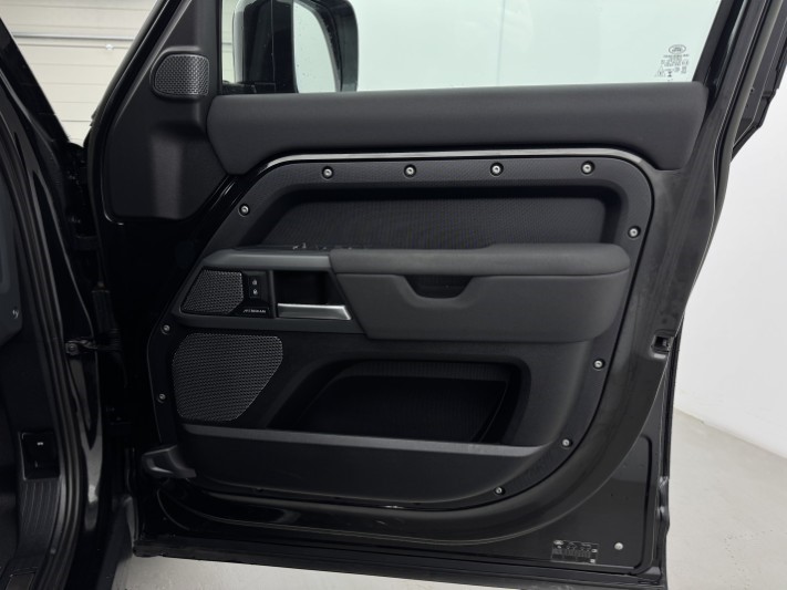2023 (23) LAND ROVER DEFENDER 3.0 D300 X-Dynamic S 110 5dr Auto 5974649