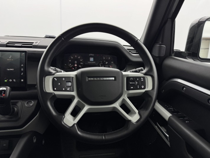 2023 (23) LAND ROVER DEFENDER 3.0 D300 X-Dynamic HSE 110 5dr Auto 5930640