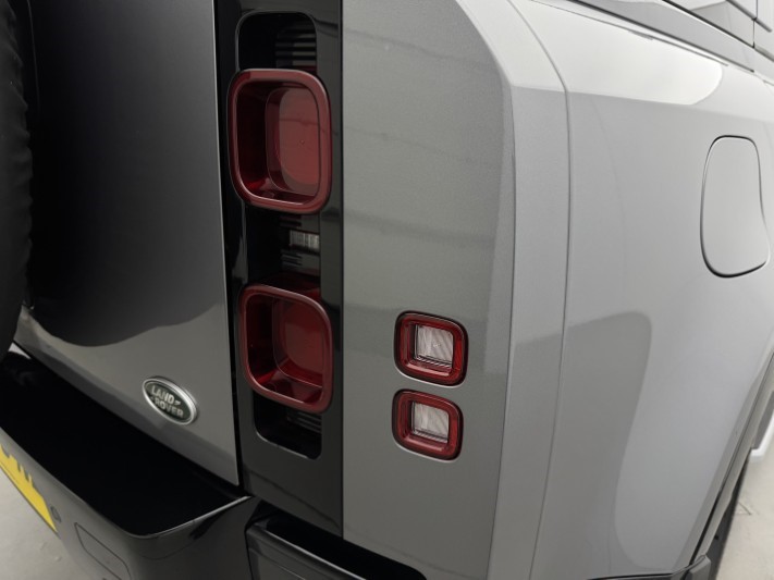 2023 (23) LAND ROVER DEFENDER 3.0 D300 X-Dynamic HSE 110 5dr Auto 5930613