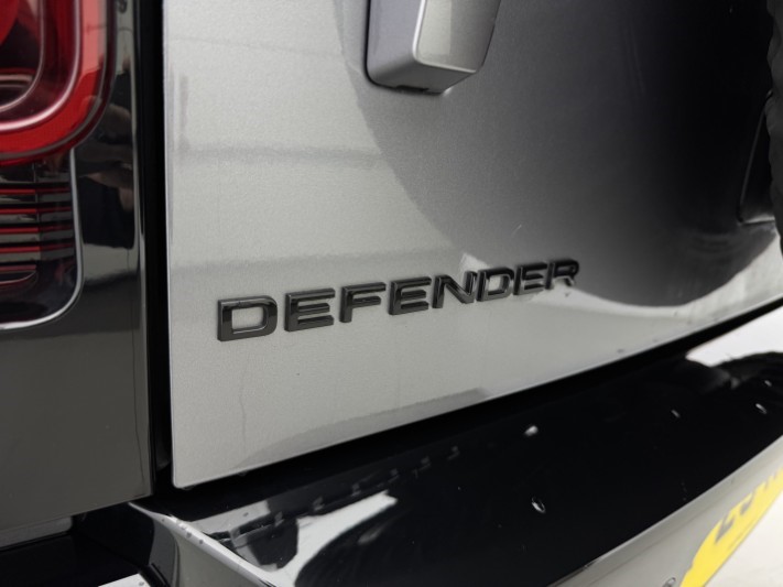 2023 (23) LAND ROVER DEFENDER 3.0 D300 X-Dynamic HSE 110 5dr Auto 5930615