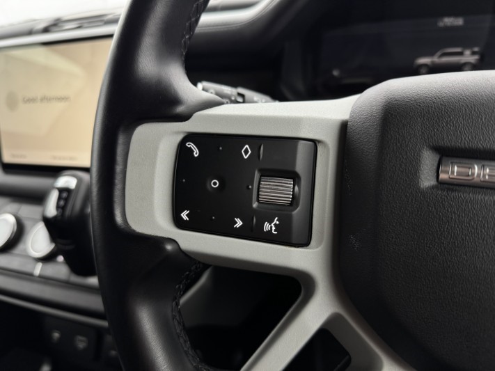 2023 (23) LAND ROVER DEFENDER 3.0 D300 X-Dynamic HSE 110 5dr Auto 5930590