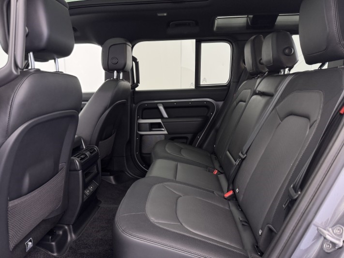 2023 (23) LAND ROVER DEFENDER 3.0 D300 X-Dynamic HSE 110 5dr Auto 5930837