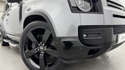 2023 (23) LAND ROVER DEFENDER 3.0 D300 X-Dynamic HSE 110 5dr Auto 5930627