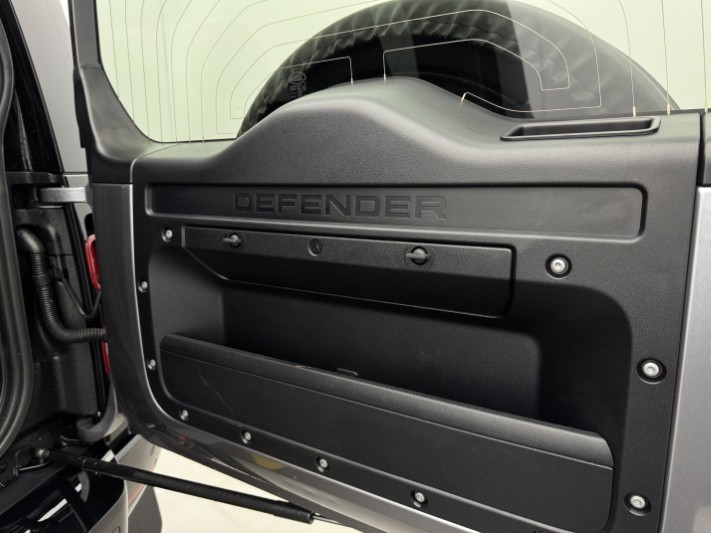2023 (23) LAND ROVER DEFENDER 3.0 D300 X-Dynamic HSE 110 5dr Auto 5930618
