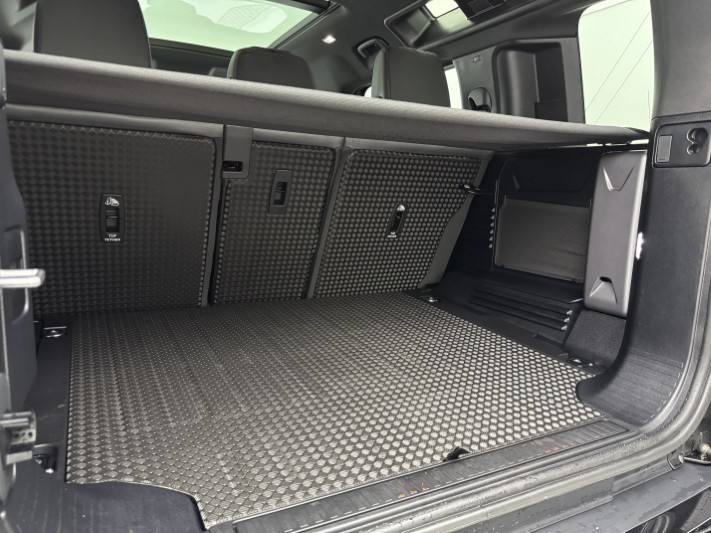 2023 (23) LAND ROVER DEFENDER 3.0 D300 X-Dynamic HSE 110 5dr Auto 5930620