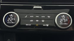 2024 (73) LAND ROVER DISCOVERY 3.0 D300 Dynamic HSE 5dr Auto 5964741