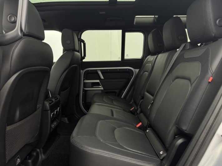 2023 (73) LAND ROVER DEFENDER 3.0 D300 X-Dynamic SE 110 5dr Auto [7 Seat] 5990821