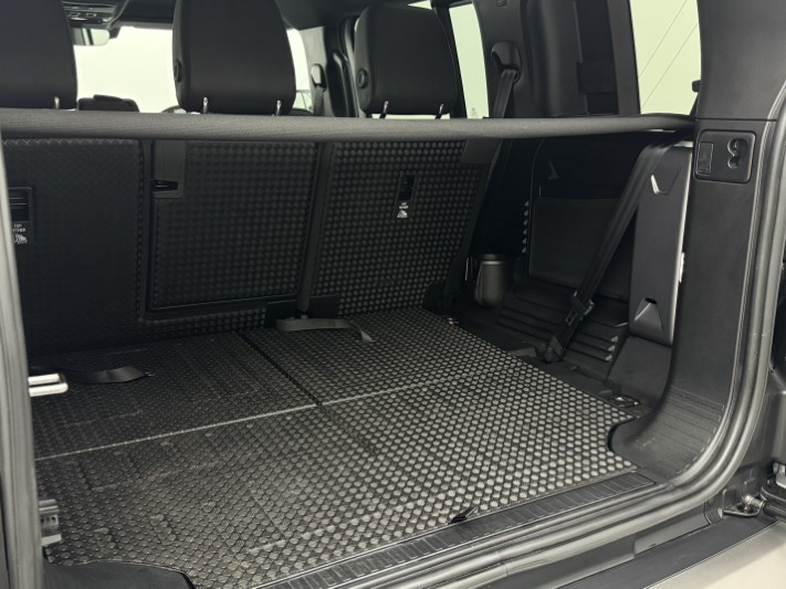 2023 (73) LAND ROVER DEFENDER 3.0 D300 X-Dynamic SE 110 5dr Auto [7 Seat] 5990871