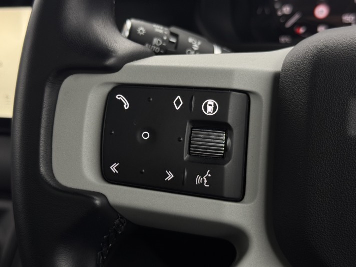 2023 (73) LAND ROVER DEFENDER 3.0 D300 X-Dynamic SE 110 5dr Auto [7 Seat] 5990836