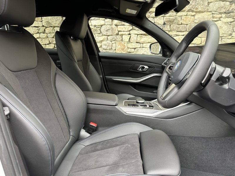 2024 (24) BMW 3 SERIES 330e M Sport 4dr Saloon [Tech/Pro Pack] 3012068
