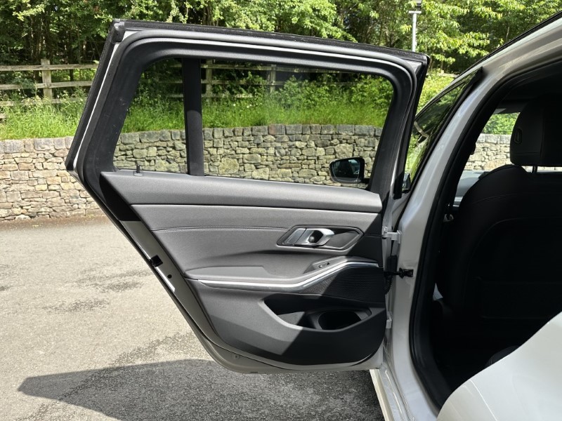 2023 (23) BMW 3 SERIES 320i M Sport 5dr Touring  3226906