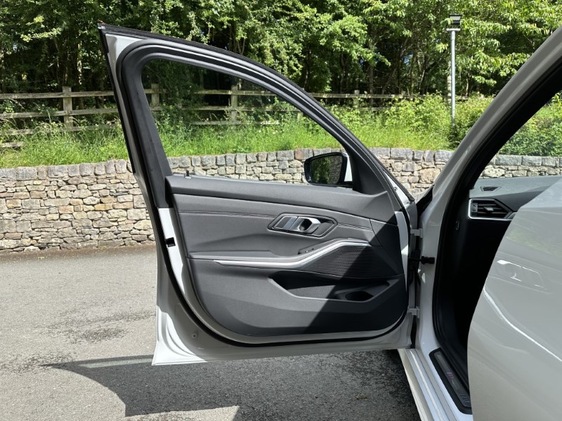 2023 (23) BMW 3 SERIES 320i M Sport 5dr Touring  3226905