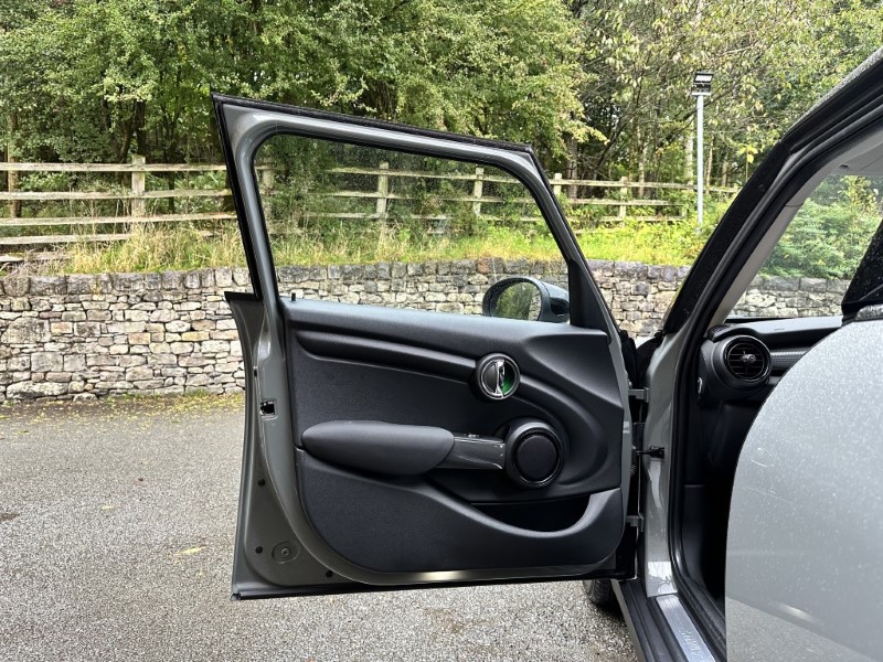 2020 (20) MINI HATCHBACK 1.5 Cooper Classic II 5dr 3543990