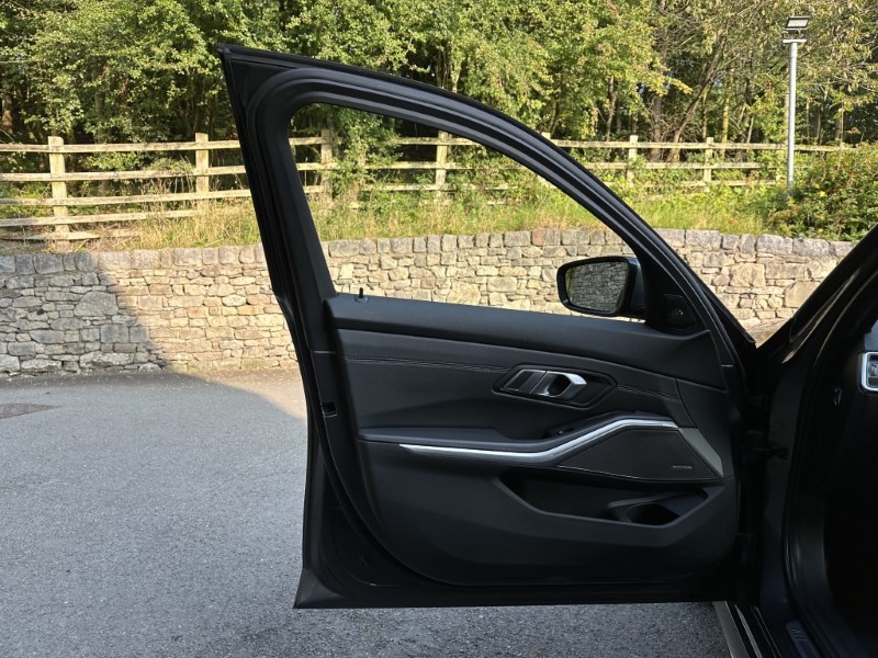 2020 (20) BMW 3 SERIES 320d M Sport 5dr Touring 3518895