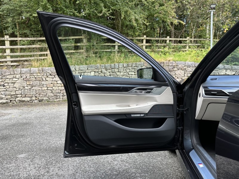 2015 (65) BMW 7 SERIES 730d xDrive M Sport 4dr Saloon 3530408