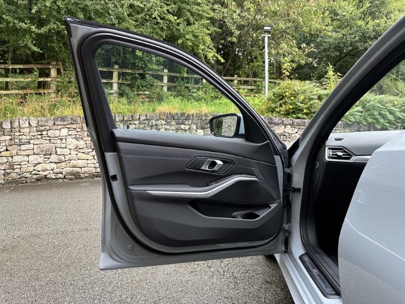 2024 (74) BMW 3 SERIES 320i M Sport 4dr Saloon 3488451