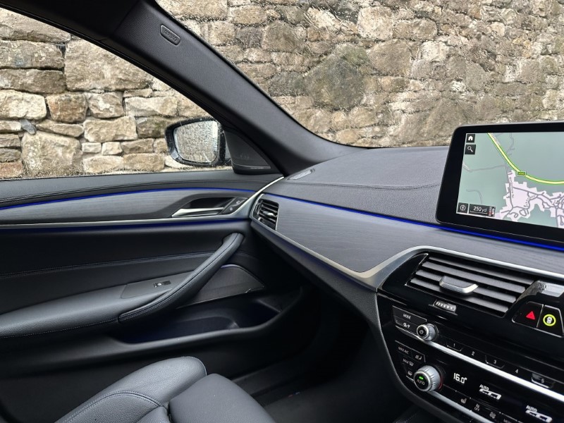 2022 (71) BMW 5 SERIES 520d xDrive MHT M Sport Touring  3538455