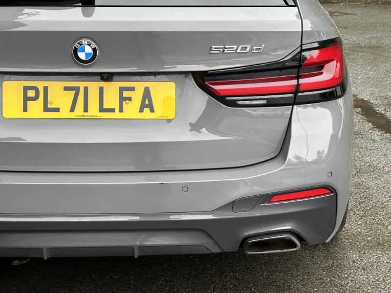 2022 (71) BMW 5 SERIES 520d xDrive MHT M Sport Touring  3538946