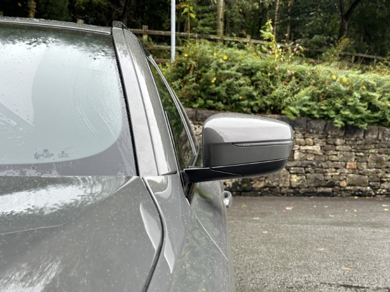 2022 (71) BMW 5 SERIES 520d xDrive MHT M Sport Touring  3538957