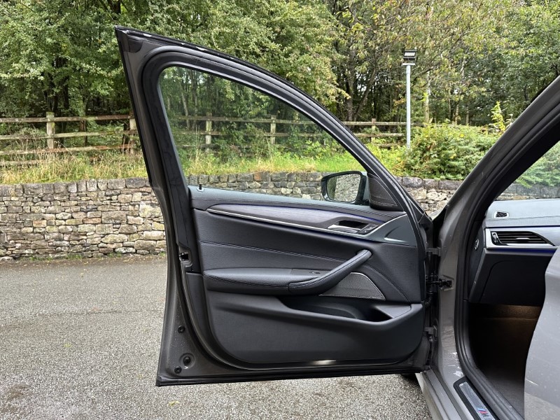 2022 (71) BMW 5 SERIES 520d xDrive MHT M Sport Touring  3538968