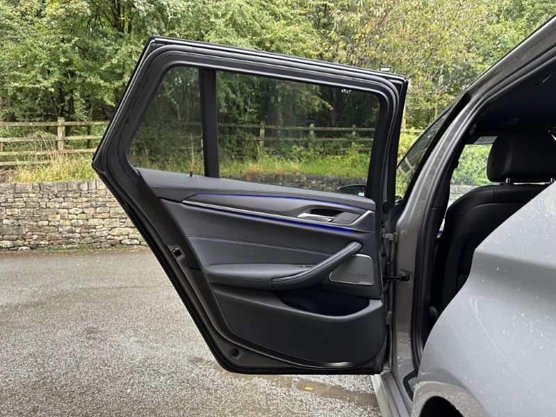 2022 (71) BMW 5 SERIES 520d xDrive MHT M Sport Touring  3538969