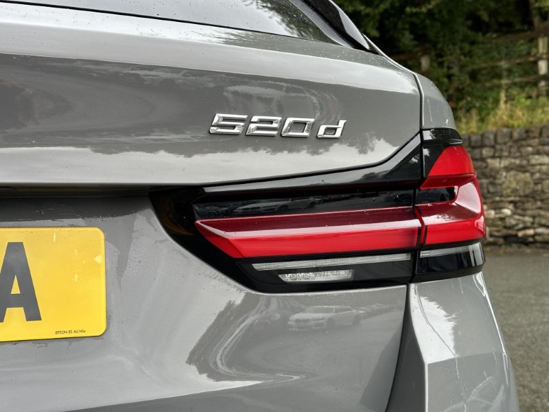 2022 (71) BMW 5 SERIES 520d xDrive MHT M Sport Touring  3538947