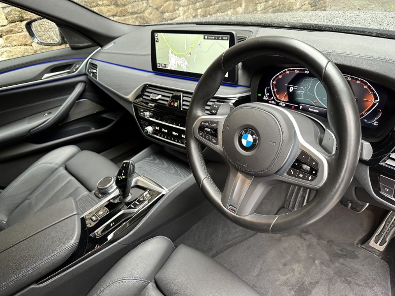 2022 (71) BMW 5 SERIES 520d xDrive MHT M Sport Touring  3538466