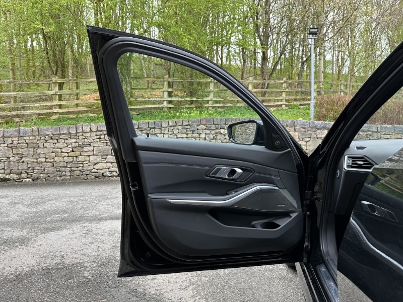 2022 (72) BMW 3 SERIES 330e xDrive M Sport 5dr Touring  3631123