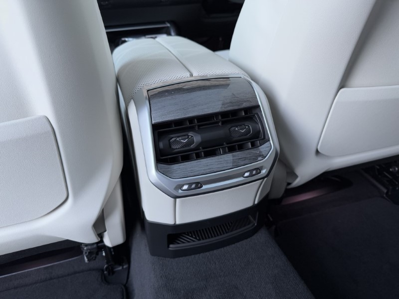 2025 (74) BMW 7 SERIES M760e xDrive 4dr  3813417