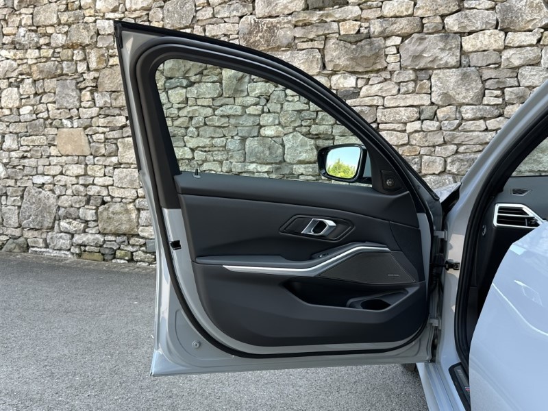 2025 (25) BMW 3 SERIES 330e M Sport Saloon  4305680