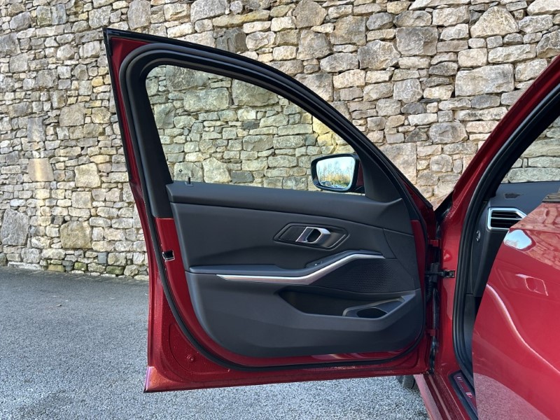 2025 (75) BMW 3 SERIES 330e 22.3 kWh M Sport 4dr Saloon 4911453