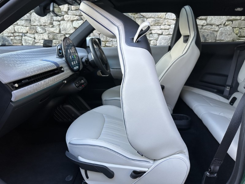 2024 (24) MINI COOPER 160kW SE Exclusive 3dr Auto 4881404