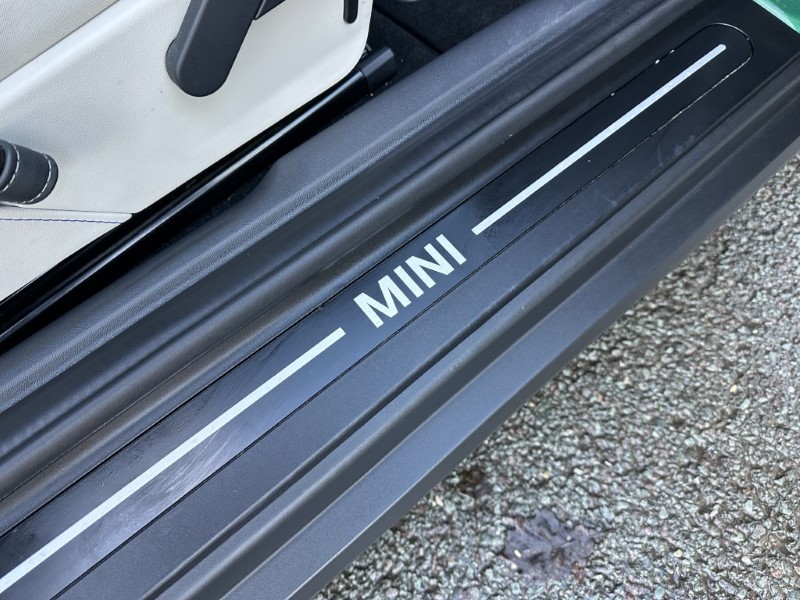 2024 (24) MINI COOPER 160kW SE Exclusive 3dr Auto 4881379