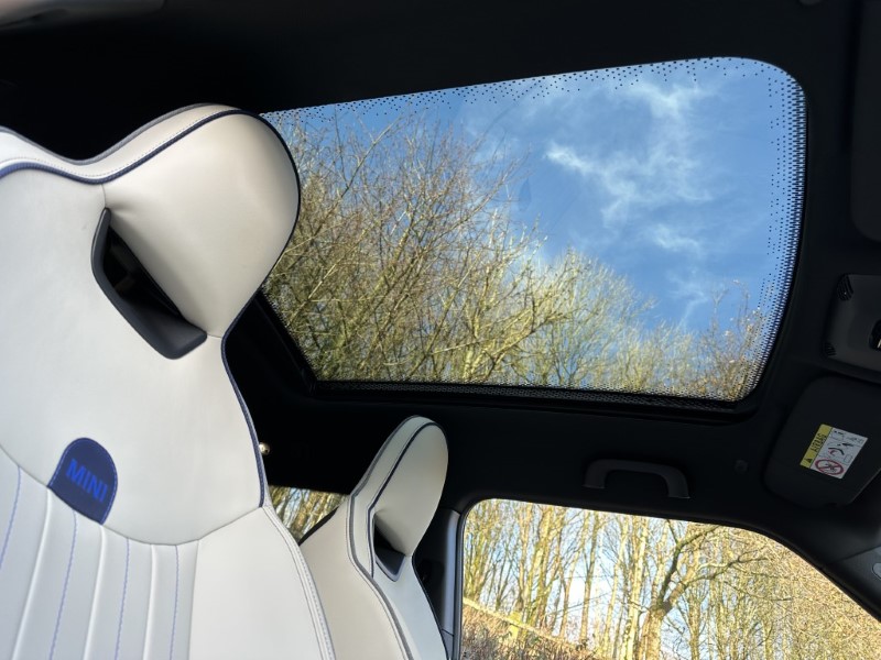 2024 (24) MINI COOPER 160kW SE Exclusive 3dr Auto 4881438