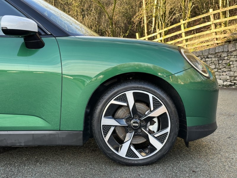 2024 (24) MINI COOPER 160kW SE Exclusive 3dr Auto 4881432