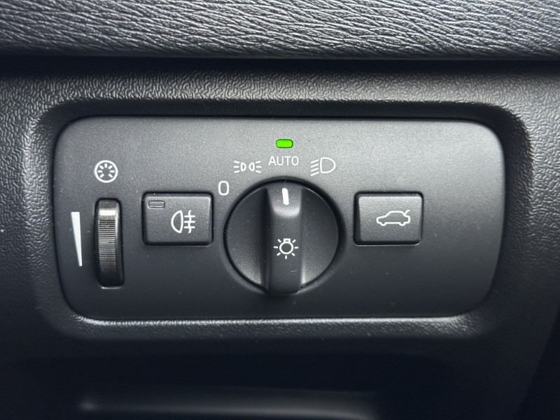 2018 (68) VOLVO V40 T2 Momentum Nav Plus 5dr Geartronic 4898178