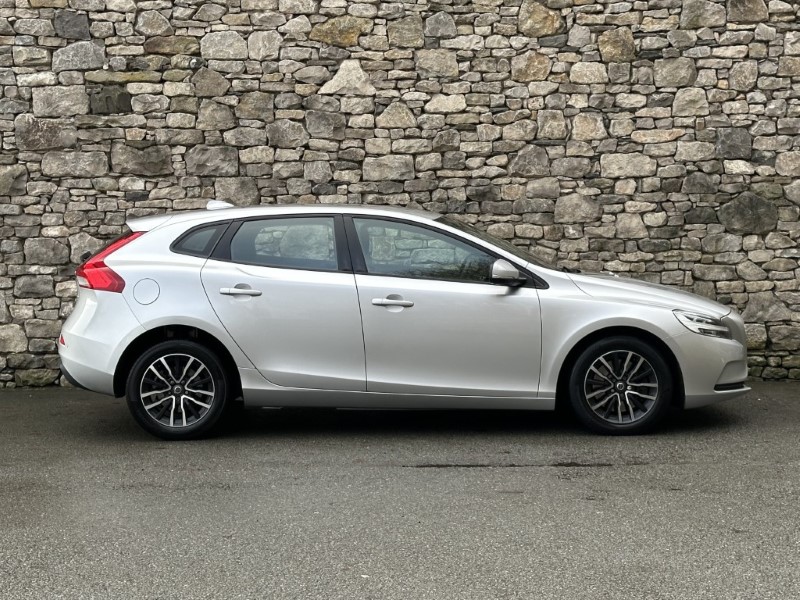 2018 (68) VOLVO V40 T2 Momentum Nav Plus 5dr Geartronic 4898158