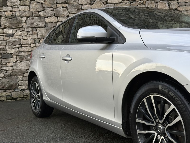 2018 (68) VOLVO V40 T2 Momentum Nav Plus 5dr Geartronic 4898216