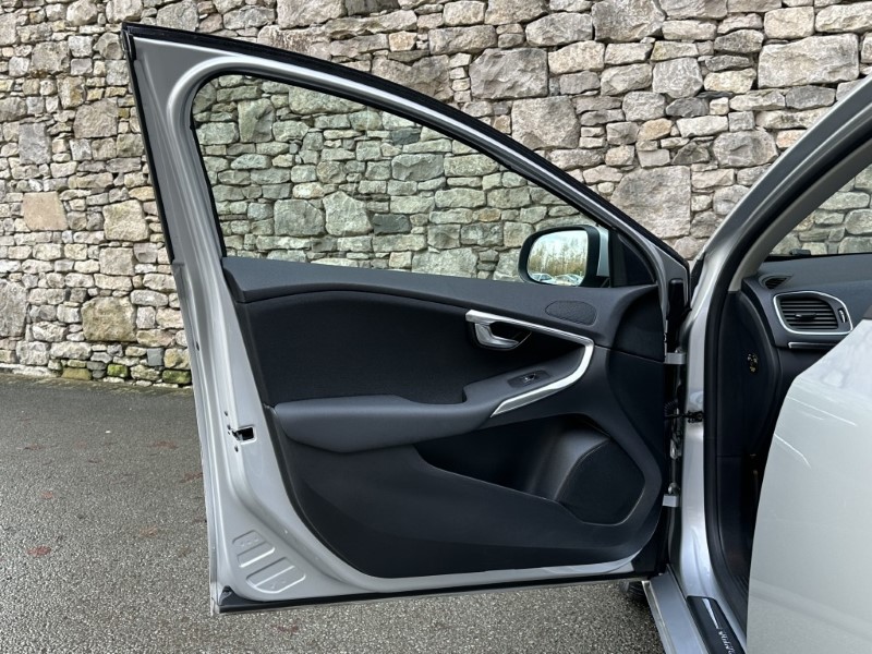 2018 (68) VOLVO V40 T2 Momentum Nav Plus 5dr Geartronic 4898195