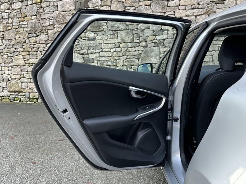 2018 (68) VOLVO V40 T2 Momentum Nav Plus 5dr Geartronic 4898196