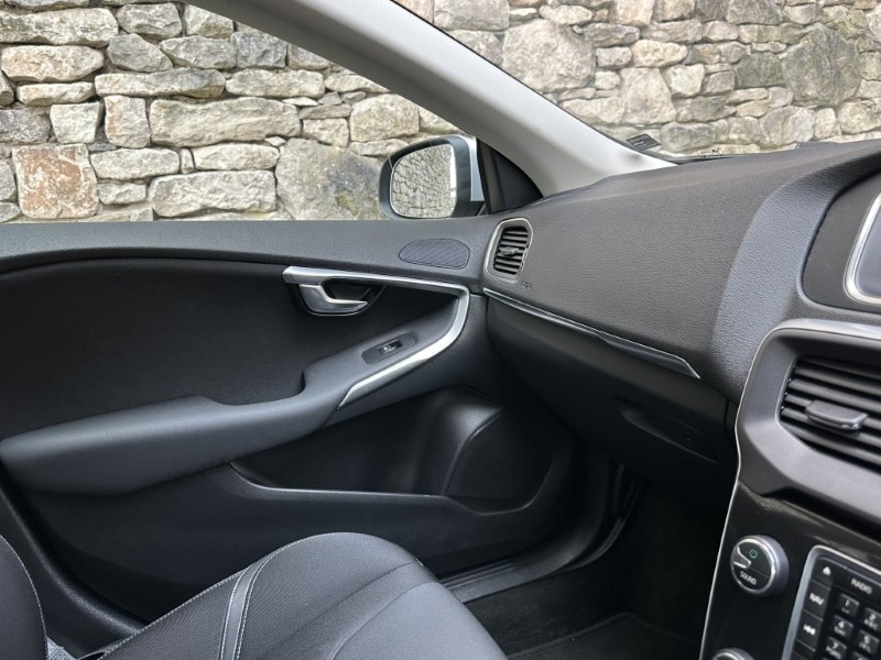 2018 (68) VOLVO V40 T2 Momentum Nav Plus 5dr Geartronic 4898175