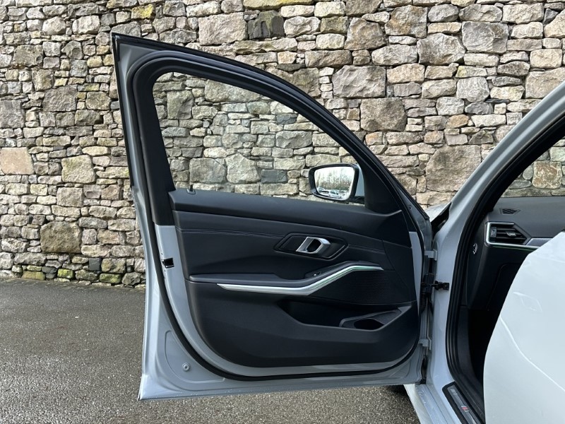 2024 (73) BMW 3 SERIES 320i M Sport 5dr Touring  4926038