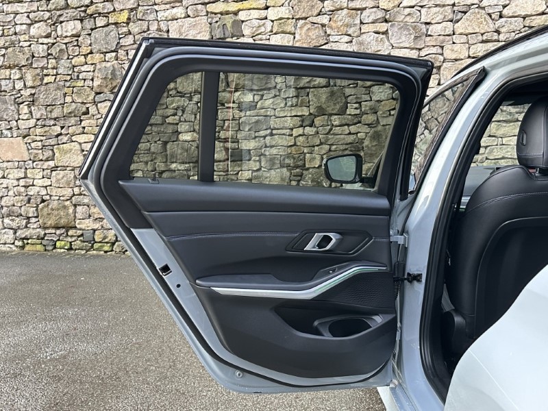 2024 (73) BMW 3 SERIES 320i M Sport 5dr Touring  4926039