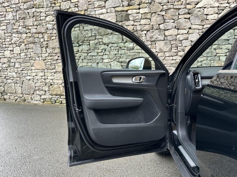 2020 (20) VOLVO XC40 2.0 T4 Inscription 5dr AWD Geartronic 4983708