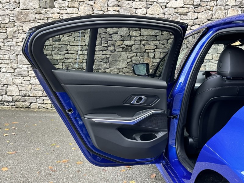 2026 (75) BMW 3 SERIES 330e 22.3 kWh M Sport 4dr Step Auto 4974448