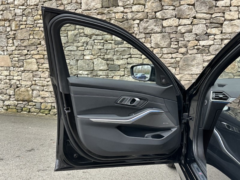 2020 (70) BMW 3 SERIES 330e M Sport Touring  4988986