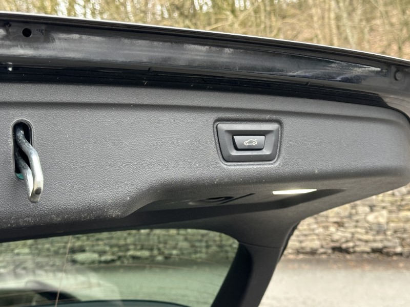 2020 (70) BMW 3 SERIES 330e M Sport Touring  4988947