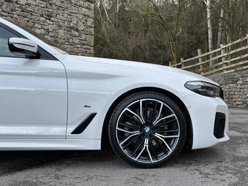 2021 (21) BMW 5 SERIES 520i MHT M Sport 5dr Touring  5011866